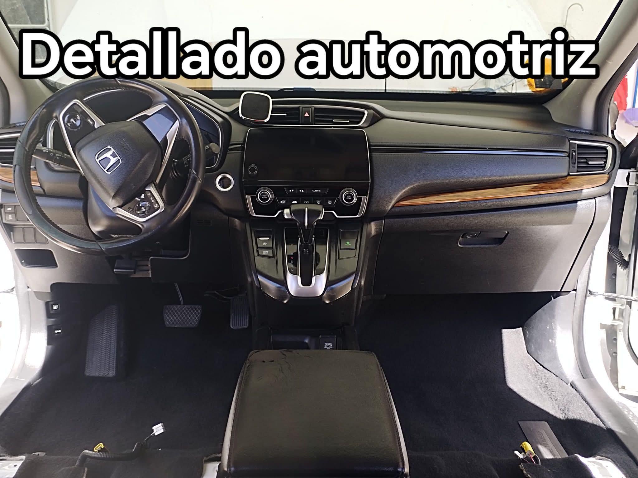 Interior de un automóvil detallado, mostrando un tablero limpio y asientos bien cuidados.